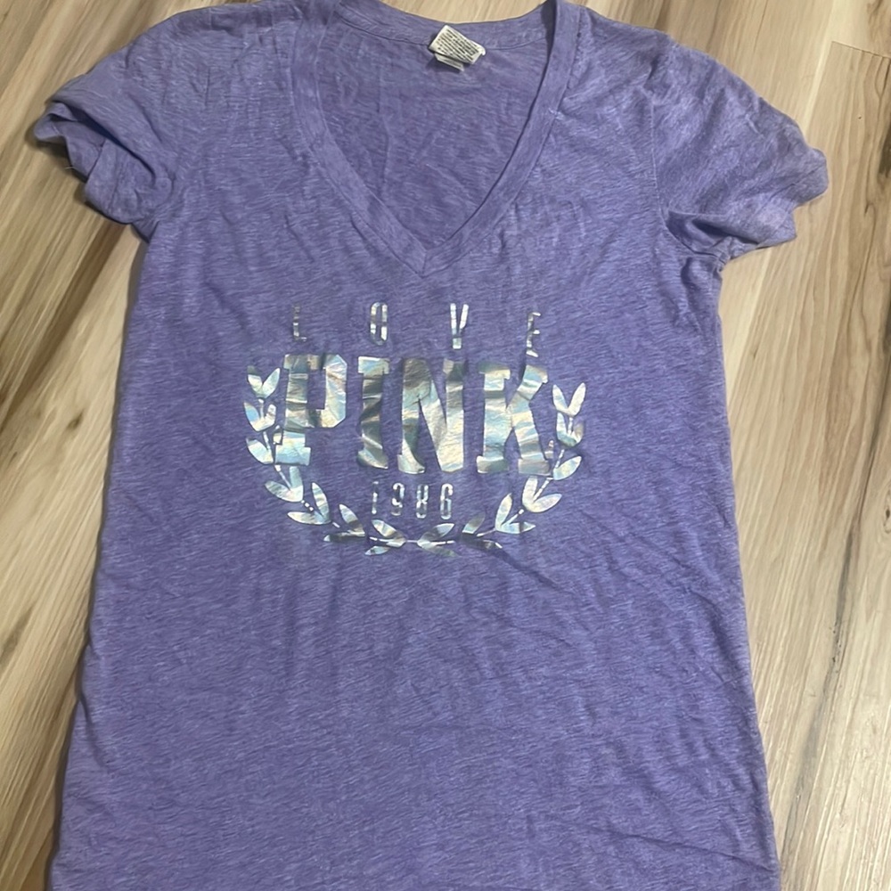 VS Pink- small V neck t